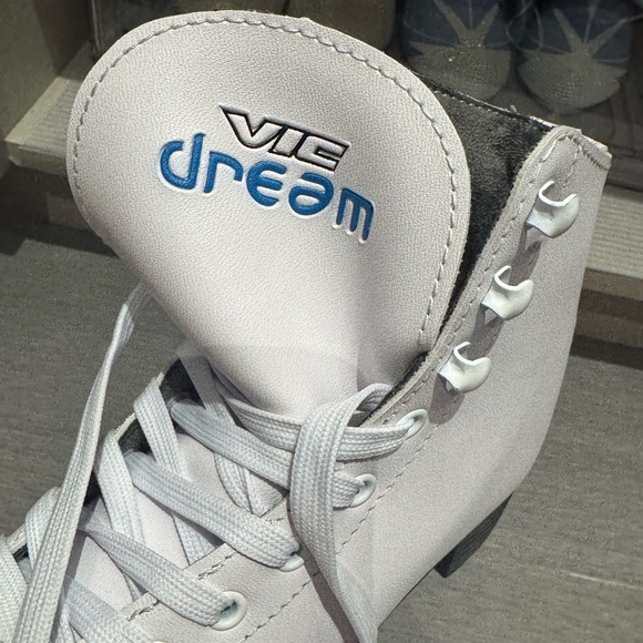 White figure skates with black accents, white laces. Size 12y - Picture 2 of 4